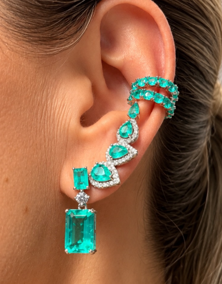 Brinco de esmeralda com ear cuff de pedras verdes